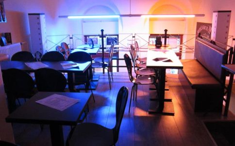 Monkeys Café & Bar
