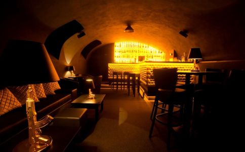 Suttogó Piano Bar